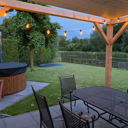 Villa Riverside Met Hottub, Eigen Aanlegsteiger, Zwemtrap, Trampoline En Kano'S Zeewolde Kültér fotó