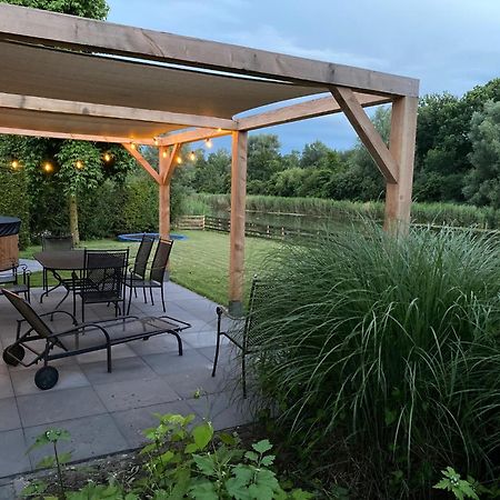 Villa Riverside Met Hottub, Eigen Aanlegsteiger, Zwemtrap, Trampoline En Kano'S Zeewolde Kültér fotó