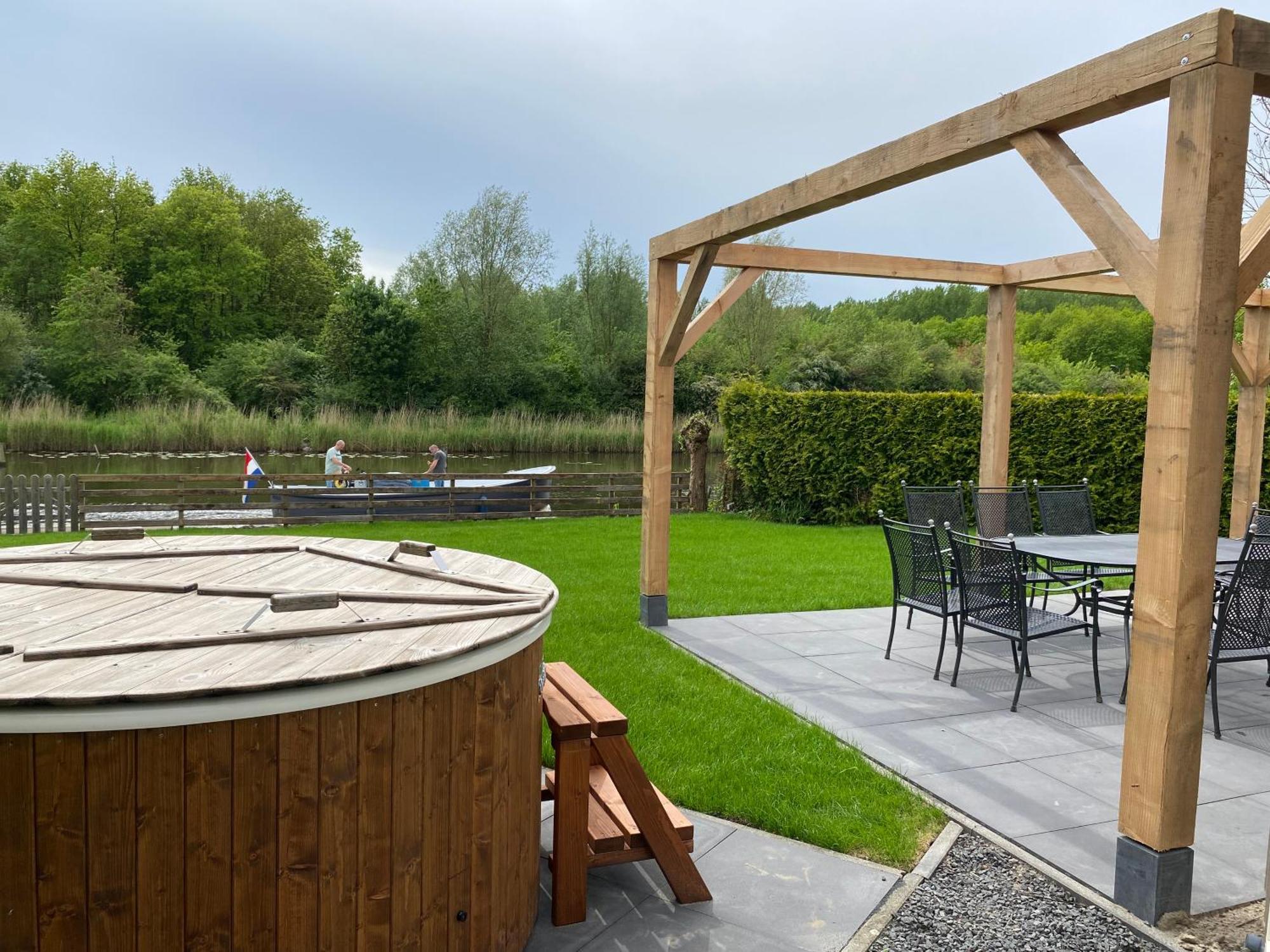 Villa Riverside Met Hottub, Eigen Aanlegsteiger, Zwemtrap, Trampoline En Kano'S Zeewolde Kültér fotó