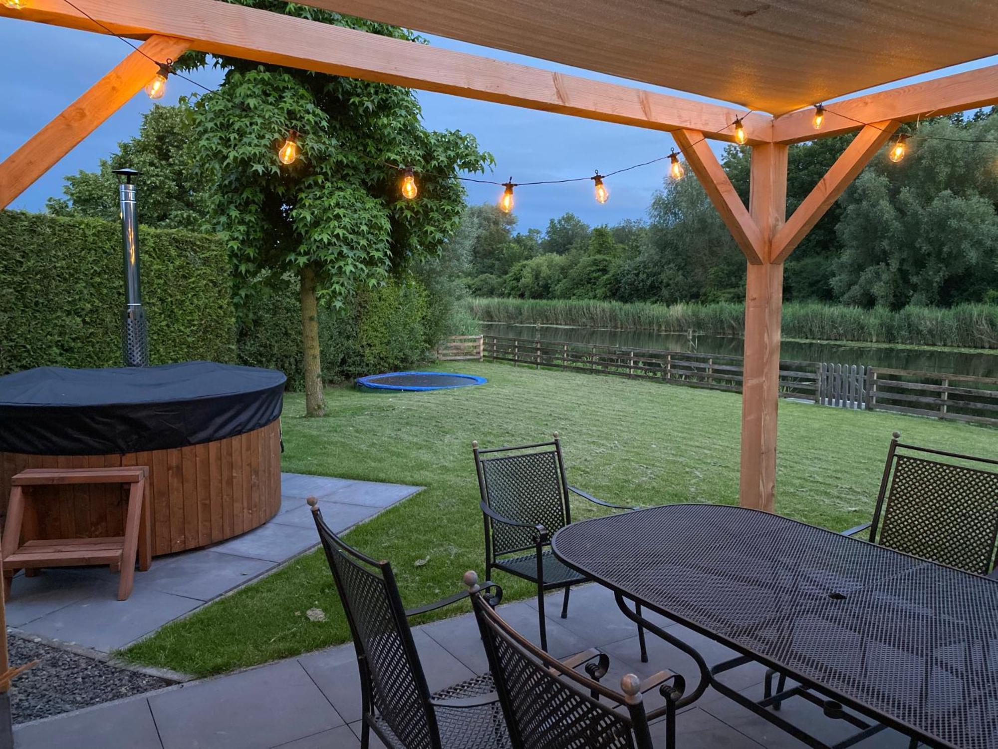 Villa Riverside Met Hottub, Eigen Aanlegsteiger, Zwemtrap, Trampoline En Kano'S Zeewolde Kültér fotó