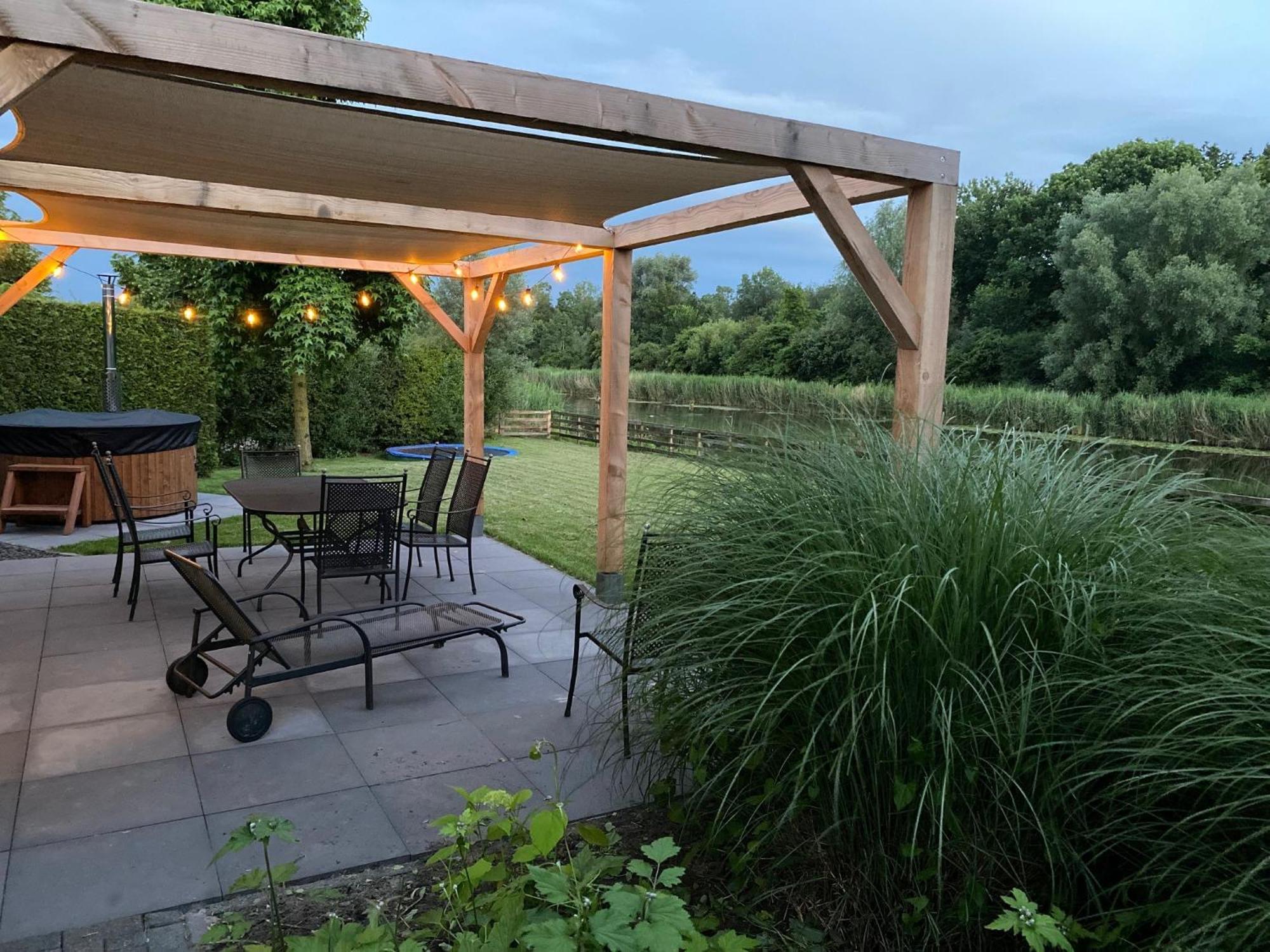 Villa Riverside Met Hottub, Eigen Aanlegsteiger, Zwemtrap, Trampoline En Kano'S Zeewolde Kültér fotó